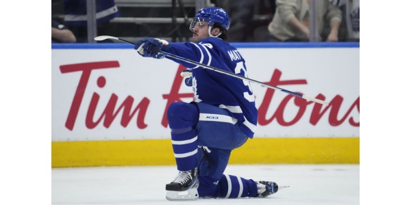 Auston Matthews scorer det 60. målet, og slår rekord
